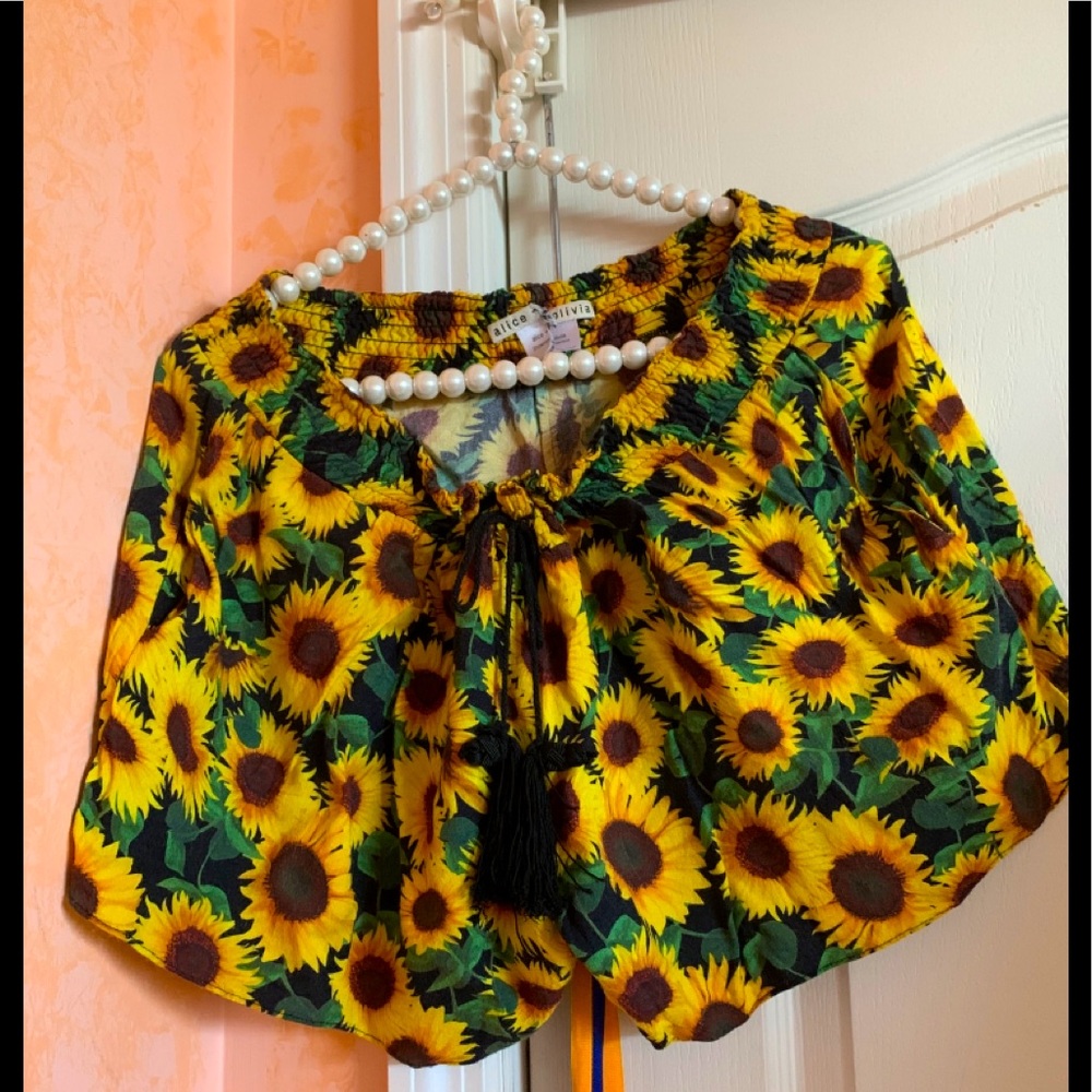 Alice and Olivia sunflower shorts size m